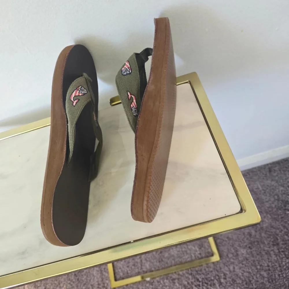 Vineyard Vines Flag Whale Leather Flip Flop Spanish Moss 6 or 9 $68 Auth. Size 9